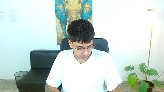 maax 18 online show from March 27, 1:33 pm