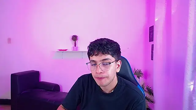 maax 18 online show from April 7, 1:22 pm