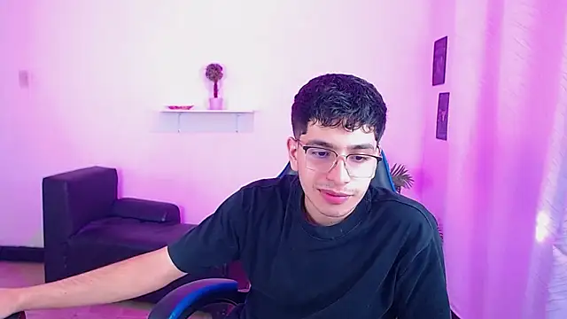 maax 18 online show from April 14, 1:39 pm