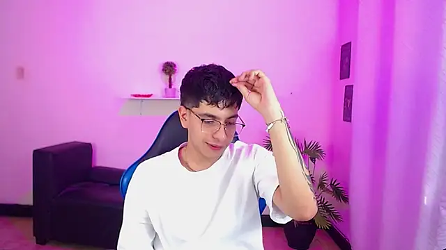 maax 18 online show from April 15, 1:51 pm