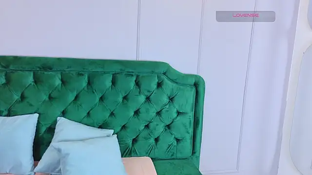 lilyrouses online show from April 16, 7:36 pm