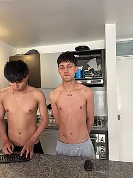 LYAN DYLAN online show from April 8, 8:20 pm