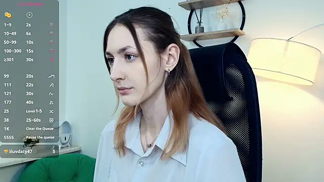 LoraLanett online show from April 10, 2:00 pm