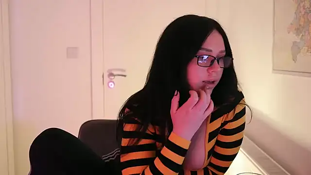 mira mmira online show from April 4, 9:01 pm