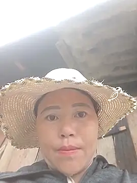 Lily Daisy online show from April 17, 11:30 pm