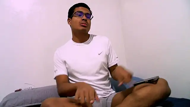 ThiagoVega  online show from April 19, 3:28 am