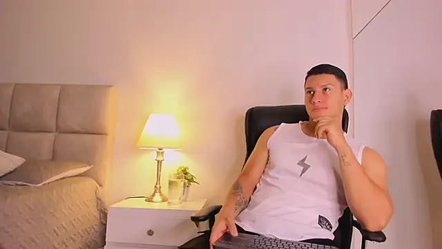 Snapshot of Chriss_Diamond chatting on June 20, 8:11 pm Chriss Diamond online show from June 20, 8:11 pm