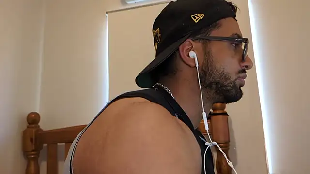 robin103666 online show from April 5, 6:21 am