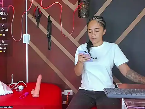 kloeMadels online show from April 14, 6:47 pm