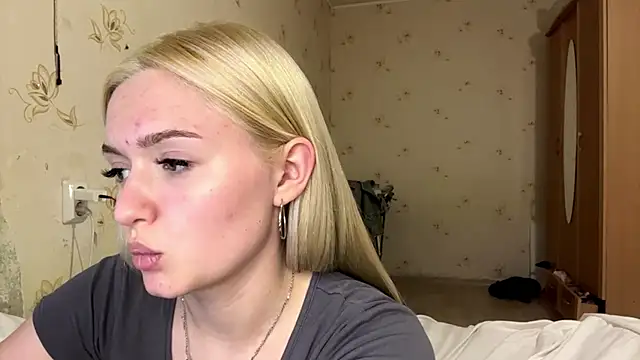 Sophia Blonde online show from April 6, 4:52 pm