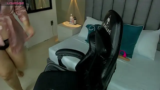 madison abril online show from April 9, 2:44 am