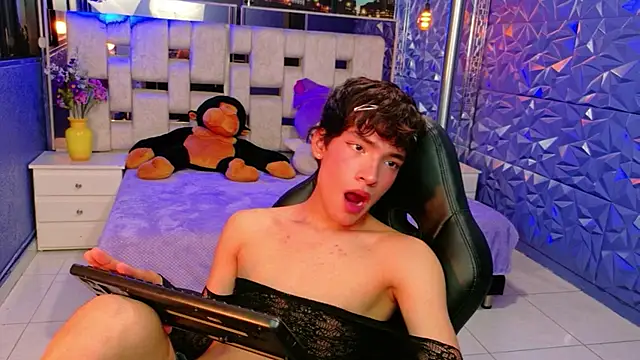 IsaacNovaa online show from April 16, 9:39 pm