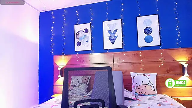 HoneyLeslie online show from April 8, 8:31 pm