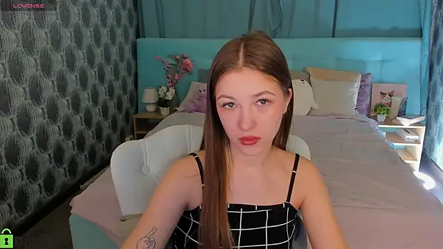 Miss Shanel online show from April 11, 1:10 am