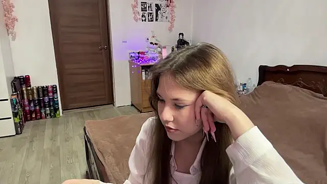 NyelleSpir online show from April 15, 3:41 pm