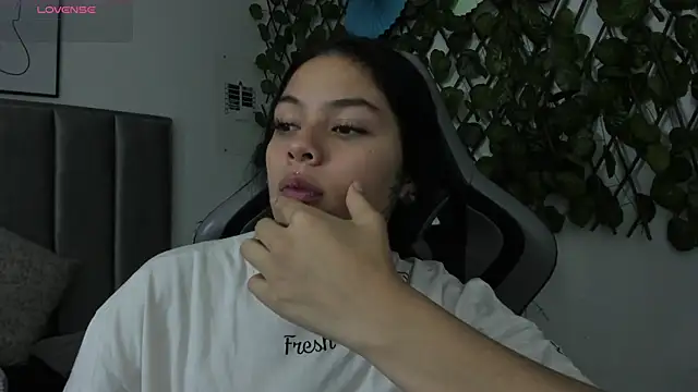 Kikii 1 online show from June 12, 4:44 am