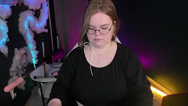 Maneela Kennedy online show from April 15, 7:21 pm