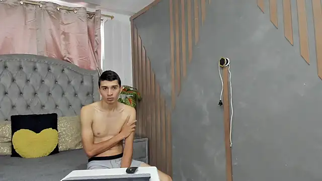 MiaANDronyy online show from April 15, 1:07 pm