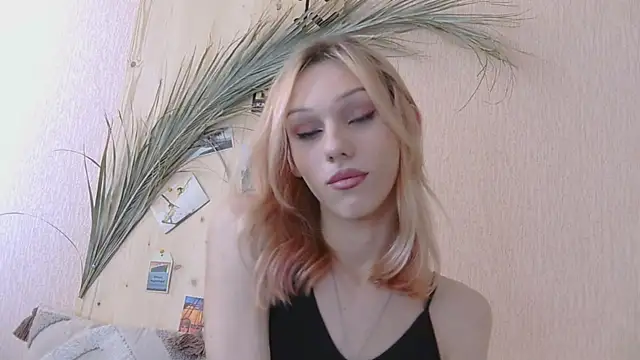 Kirana Hayes online show from April 3, 2:04 pm