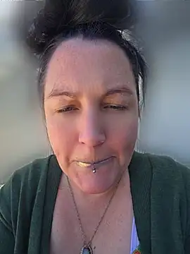 Queenemerald online show from July 11, 8:00 pm