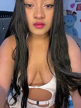 Saraa M online show from April 11, 9:30 pm