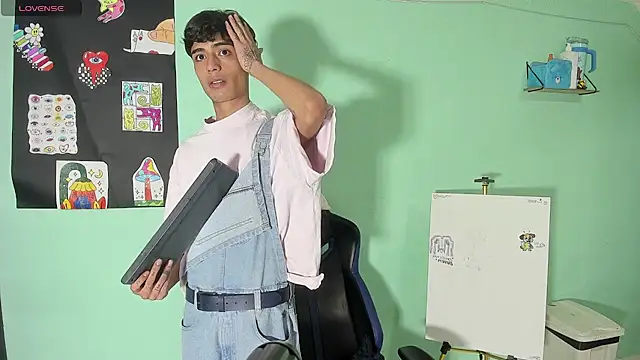 TYLERhHOT2005 online show from April 14, 3:23 am