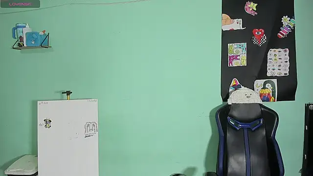 TYLERhHOT2005 online show from April 18, 3:21 am