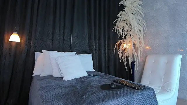 madisonyeduar  online show from April 5, 2:36 pm