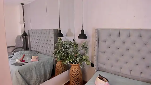 ivy leee online show from April 4, 8:06 pm