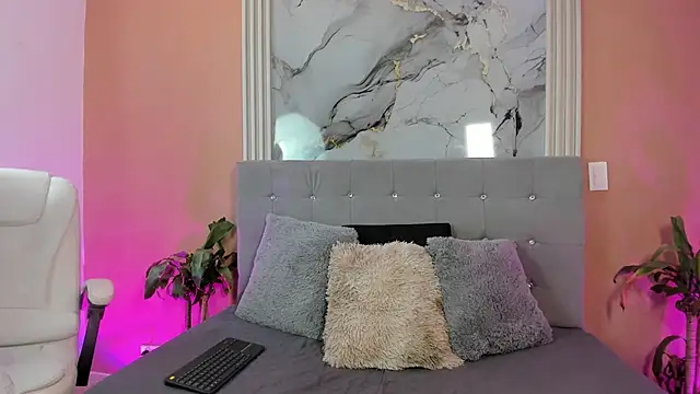 PinkAria online show from April 4, 7:22 pm