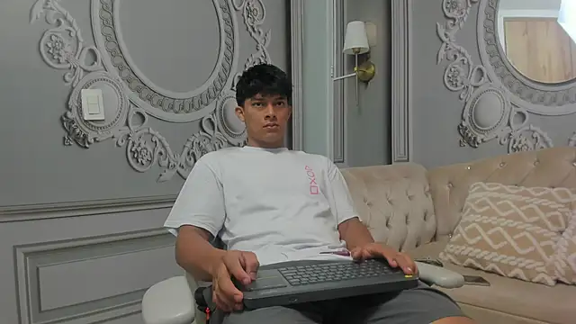 Andeuw   online show from April 7, 2:34 am