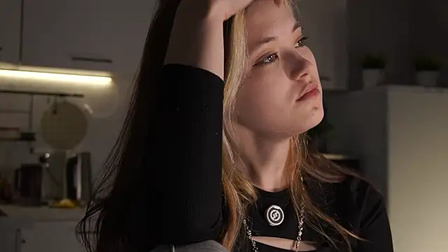 ShyAkemis online show from April 16, 3:35 pm