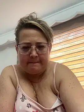 Martinacurvy  online show from April 12, 6:46 pm