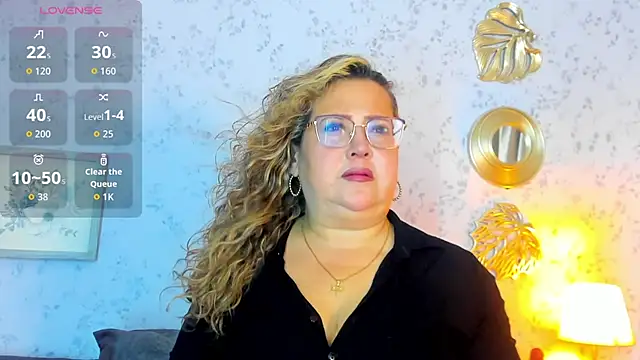 Martinacurvy  online show from April 15, 10:55 am