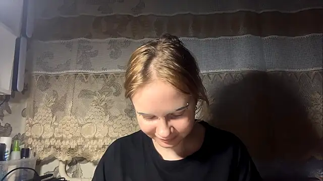 KrystenHoye online show from April 12, 4:12 pm