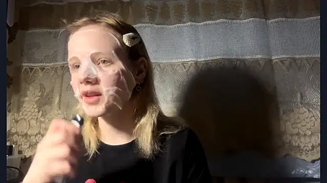 KrystenHoye online show from April 13, 5:29 pm