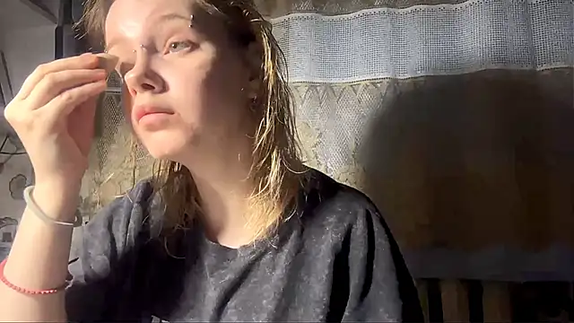 KrystenHoye online show from April 17, 4:10 pm