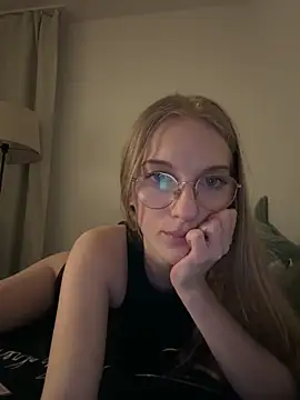 EvaEvis online show from April 15, 7:58 pm