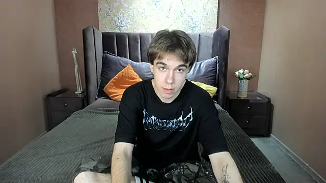 Snapshot of DaveBevy chatting on June 19, 7:39 pm DaveBevy online show from June 19, 7:39 pm
