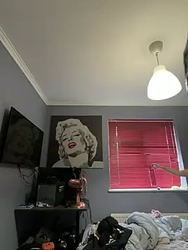 Snapshot of LolaSkyee chatting on June 5, 6:52 am LolaSkyee online show from June 5, 6:52 am