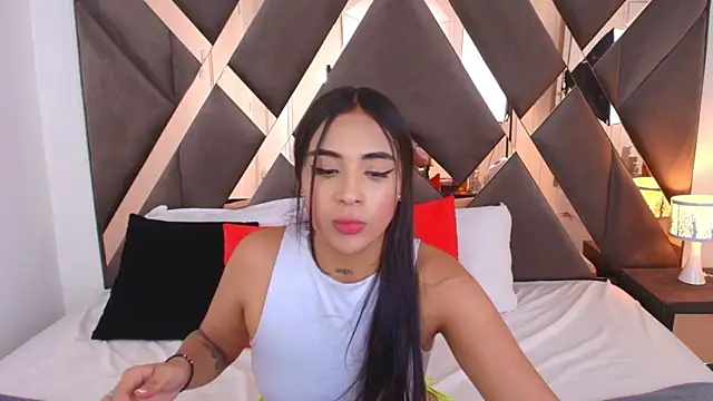 SaraStevenn online show from April 7, 6:30 pm