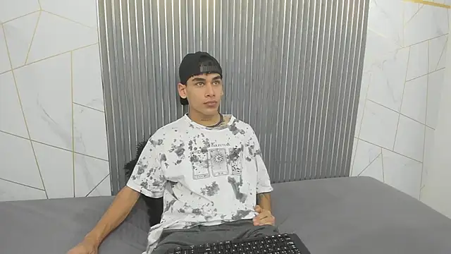 Kitsune 44 online show from April 6, 7:26 pm