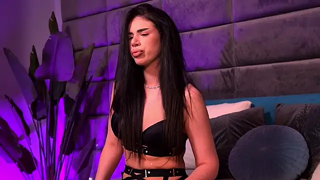 CatalynaVega online show from April 18, 1:15 pm