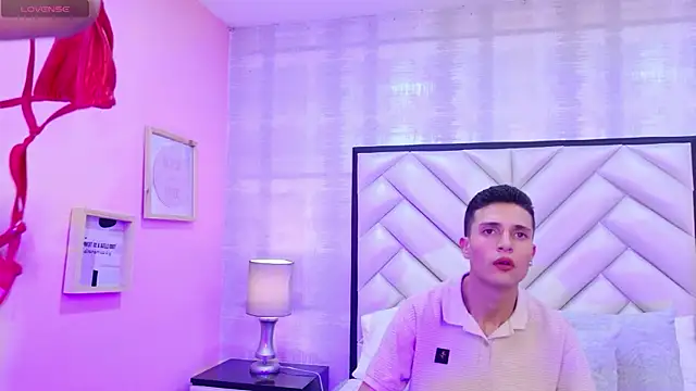 ChloeAndJeanPaul online show from April 3, 3:26 am