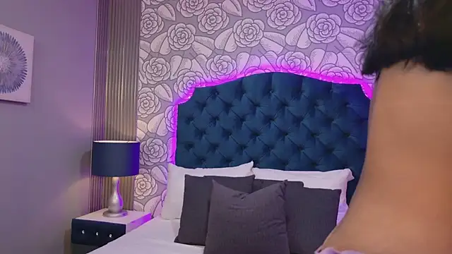 ChloeAndJeanPaul online show from April 15, 3:24 am