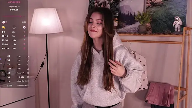 CherlyGuss online show from April 18, 3:32 am