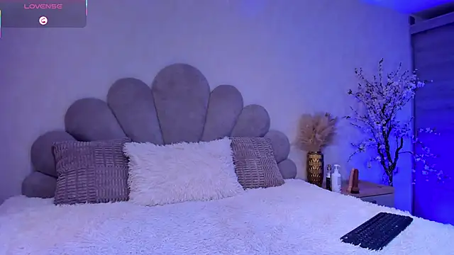 maia lion online show from April 9, 2:22 am