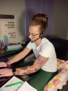 RoxyRedXO12 online show from April 8, 7:36 pm