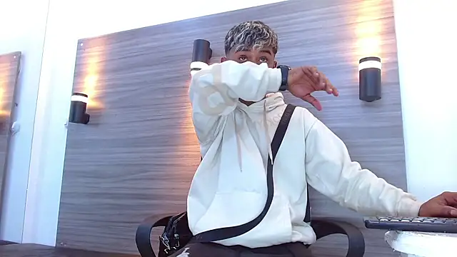 LuckyBluex online show from April 2, 8:28 pm