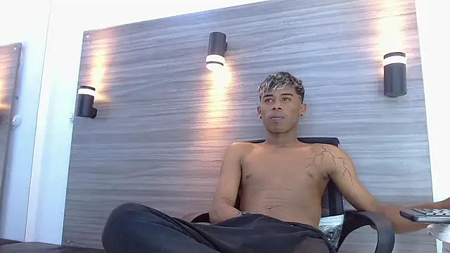 LuckyBluex online show from April 3, 9:40 am